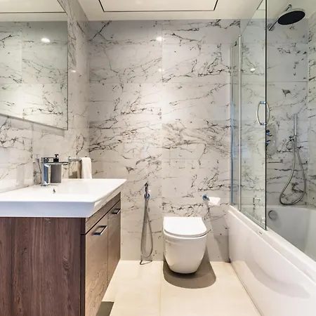 18th Floor Luxury With Common Pool In The Prestigious Mercury Towers By Renowned Zaha Hadid Architects 公寓 *