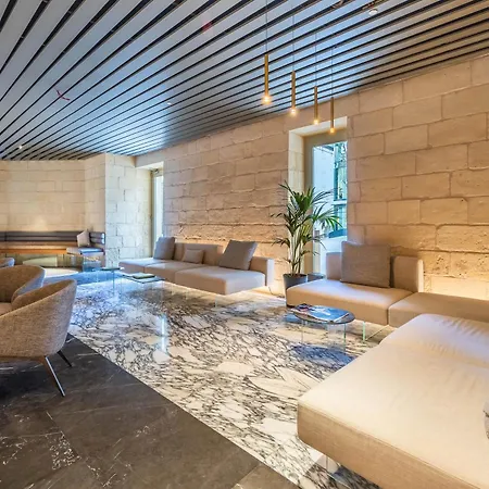 18th Floor Luxury With Common Pool In The Prestigious Mercury Towers By Renowned Zaha Hadid Architects 公寓